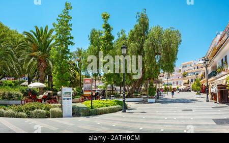 Panoramablick auf die Plaza Virgen de la Pena, den Hauptplatz in Mijas Pueblo. Andalusien, Spanien Stockfoto