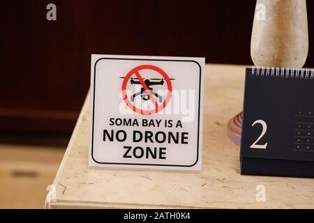 Hurghada, Ägypten. Februar 2020. Ein Schild mit der Aufschrift "oma Bay ist eine No Droone Zone" im Hotel "The Cascades". Soma Bay ist eine ägyptische Bucht und ein Touristenziel am Roten Meer. Kredit: Gerald Matzka / dpa-Zentralbild / ZB / dpa / Alamy Live News Stockfoto