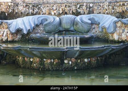 Wasserbrunnen und Pool in Form einer Meeresschale mit vielen Dekorationen rund um Versailles, Frankreich Stockfoto