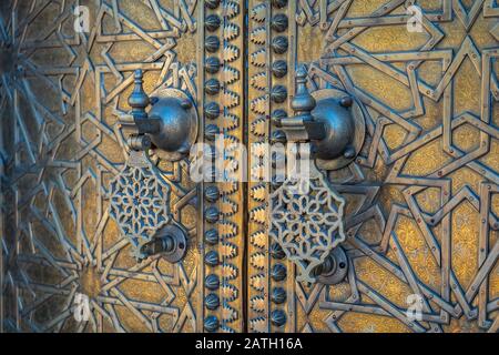 Ziertürknocker an goldenen Türen in Fes, Marokko Stockfoto