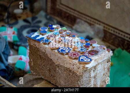 Marokkanische Souvenirs aus dekorativer Tonkeramik Stockfoto