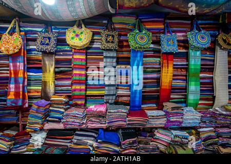 Bunte Taschen und Stoffe im örtlichen Geschäft in Fes Medina, Marokko Stockfoto