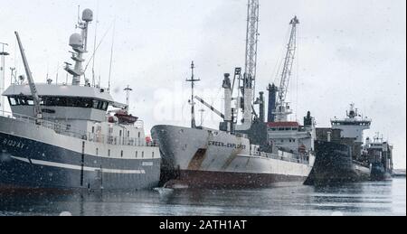 Reykjavik, Island - 4. April 2017: Hafen von Reykjavik mit angelten Schiffen an schneebedeckten Tagen Stockfoto