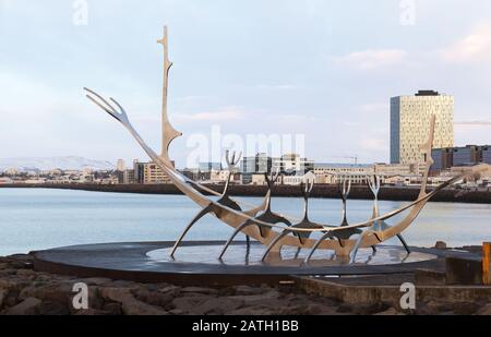 Reykjavik, Island - 4. April 2017: The Sun Voyager ist eine Skulptur von Jon Gunnar Arnason, die sich neben der Saeraut-Straße in Reykjavik, Island befindet Stockfoto