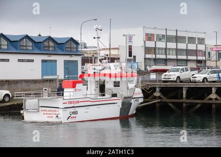 Reykjavik, Island - 4. April 2017: Fischerboot im Hafen von Reykjavik festgemacht Stockfoto
