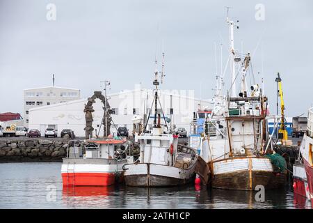 Reykjavik, Island - 4. April 2017: Flotte von Fischerbooten wird im isländischen Hafen geangelt Stockfoto