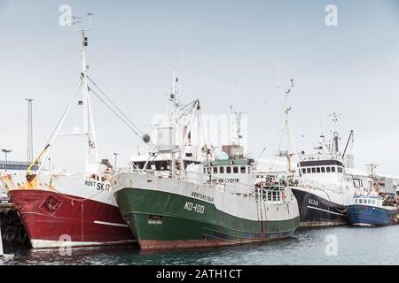 Reykjavik, Island - 4. April 2017: Fischerboote im isländischen Hafen an schneebedeckten Tagen Stockfoto