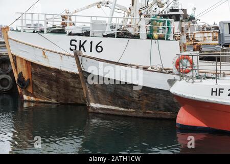 Reykjavik, Island - 4. April 2017: Im isländischen Hafen vermauerte Bogen von Fischerbooten Stockfoto