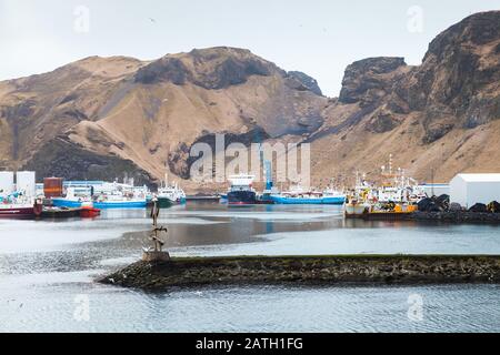 Reykjavik, Island - 6. April 2017: Fischerboote und Frachtschiffe werden im Hafen der Insel Vestmannaeyjar, Island, vermauert Stockfoto