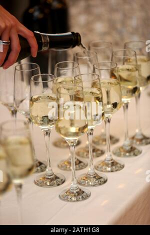 Wein wird bei einer Veranstaltung in Hampshire, Großbritannien, gegossen. Stockfoto