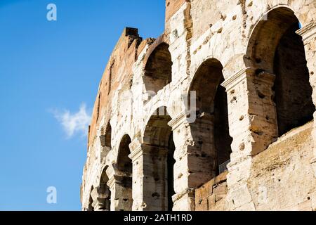 Roma, Italien, 25/11/2019: Detail des Kolosseum in Rom an einem sonnigen Tag, Reisereportage. Stockfoto