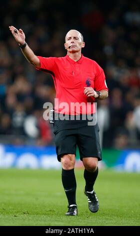 London, Großbritannien. Februar 2020. Schiedsrichter Michael Dean beim Premier-League-Spiel zwischen Tottenham Hotspur und Manchester City am 02. Februar 2020 im Tottenham Hotspur Stadium, London, England. Credit: Cal Sport Media/Alamy Live News Stockfoto