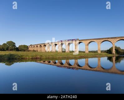 Arriva Northern Rail Class 153 + Klasse 142 Schrittmacherzug über Arthington Viaduct/Wharfedale Viadukt (River Wharf, Leeds - Harrogate Line) Stockfoto