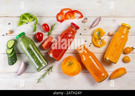 Auswahl an bunten Gazpachos auf weißem Holzhintergrund Stockfoto