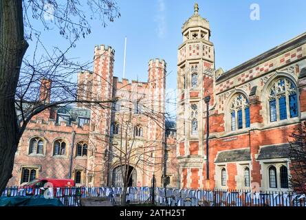 An einem sonnigen Wintertag thront das College von St John, Universität Cambridge, England. Stockfoto