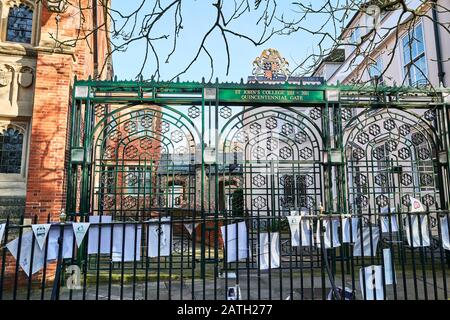 Das quinhundertjährige Eisentor des St John's College, Universität Cambridge, England, an einem sonnigen Wintertag. Stockfoto