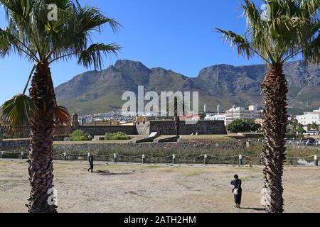 Outer Bastion, Castle of Good Hope, Devil's Peak Beyond, Kapstadt, Table Bay, Western Cape Province, Südafrika, Afrika Stockfoto