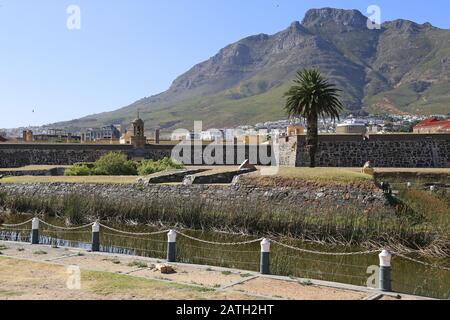 Outer Bastion, Castle of Good Hope, Devil's Peak Beyond, Kapstadt, Table Bay, Western Cape Province, Südafrika, Afrika Stockfoto