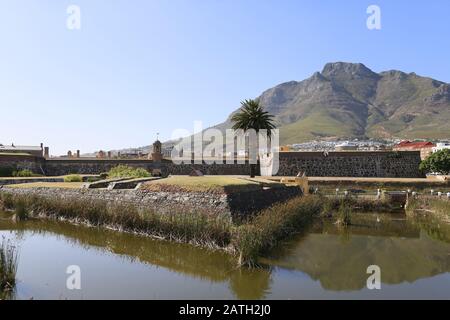 Outer Bastion, Castle of Good Hope, Devil's Peak Beyond, Kapstadt, Table Bay, Western Cape Province, Südafrika, Afrika Stockfoto