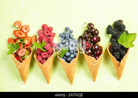 Auswahl der Beeren in Eiskegel Stockfoto