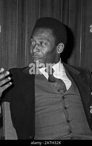 Pele, brasilianischer Fußball-Spieler, bei einer Pressekonferenz nach der Ankunft am Flughafen Hambugr, Deutschland 1981. Der brasilianische Fußballspieler Pele gibt am Hamburger Flughafen 1981 eine Pressekonferenz. Stockfoto