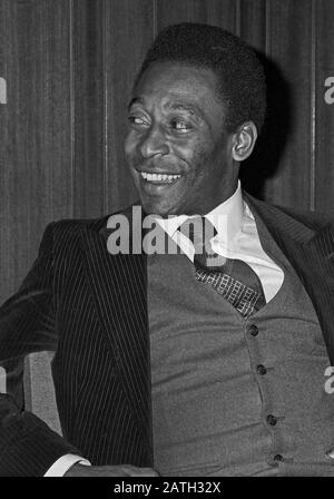 Pele, brasilianischer Fußball-Spieler, bei einer Pressekonferenz nach der Ankunft am Flughafen Hambugr, Deutschland 1981. Der brasilianische Fußballspieler Pele gibt am Hamburger Flughafen 1981 eine Pressekonferenz. Stockfoto