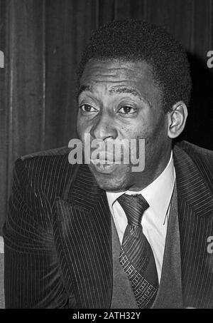 Pele, brasilianischer Fußball-Spieler, bei einer Pressekonferenz nach der Ankunft am Flughafen Hambugr, Deutschland 1981. Der brasilianische Fußballspieler Pele gibt am Hamburger Flughafen 1981 eine Pressekonferenz. Stockfoto