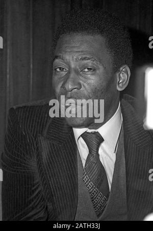 Pele, brasilianischer Fußball-Spieler, bei einer Pressekonferenz nach der Ankunft am Flughafen Hambugr, Deutschland 1981. Der brasilianische Fußballspieler Pele gibt am Hamburger Flughafen 1981 eine Pressekonferenz. Stockfoto