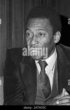 Pele, brasilianischer Fußball-Spieler, bei einer Pressekonferenz nach der Ankunft am Flughafen Hambugr, Deutschland 1981. Der brasilianische Fußballspieler Pele gibt am Hamburger Flughafen 1981 eine Pressekonferenz. Stockfoto