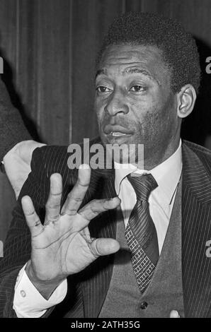 Pele, brasilianischer Fußball-Spieler, bei einer Pressekonferenz nach der Ankunft am Flughafen Hambugr, Deutschland 1981. Der brasilianische Fußballspieler Pele gibt am Hamburger Flughafen 1981 eine Pressekonferenz. Stockfoto