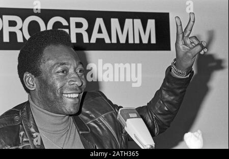 Pele, brasilianischer Fußball-Stachelspieler, bei einer mit Autogrammstunde verbundene Pressekonferenz im Alsterhaus in Hamburg, Deutschland 1981. Der brasilianische Fußballspieler Pele bei einer Pressekonferenz und angeschlossener Fanautogrammstunde im Hamburger Alsterhaus, Deutschland 1981. Stockfoto