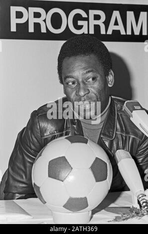 Pele, brasilianischer Fußball-Stachelspieler, bei einer mit Autogrammstunde verbundene Pressekonferenz im Alsterhaus in Hamburg, Deutschland 1981. Der brasilianische Fußballspieler Pele bei einer Pressekonferenz und angeschlossener Fanautogrammstunde im Hamburger Alsterhaus, Deutschland 1981. Stockfoto