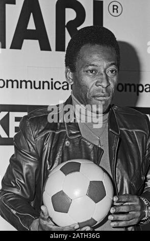 Pele, brasilianischer Fußball-Stachelspieler, bei einer mit Autogrammstunde verbundene Pressekonferenz im Alsterhaus in Hamburg, Deutschland 1981. Der brasilianische Fußballspieler Pele bei einer Pressekonferenz und angeschlossener Fanautogrammstunde im Hamburger Alsterhaus, Deutschland 1981. Stockfoto