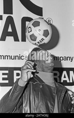 Pele, brasilianischer Fußball-Stachelspieler, bei einer mit Autogrammstunde verbundene Pressekonferenz im Alsterhaus in Hamburg, Deutschland 1981. Der brasilianische Fußballspieler Pele bei einer Pressekonferenz und angeschlossener Fanautogrammstunde im Hamburger Alsterhaus, Deutschland 1981. Stockfoto