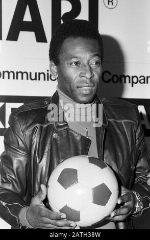 Pele, brasilianischer Fußball-Stachelspieler, bei einer mit Autogrammstunde verbundene Pressekonferenz im Alsterhaus in Hamburg, Deutschland 1981. Der brasilianische Fußballspieler Pele bei einer Pressekonferenz und angeschlossener Fanautogrammstunde im Hamburger Alsterhaus, Deutschland 1981. Stockfoto