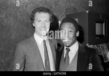 Pele, brasilianischer Fußball-Spieler, mit Franz Beckenbauer in der Atari Deutschland Firmenzentrale in Hamburg, Deutschland 1981. Der brasilianische Fußballspieler Pele mit Franz Beckenbauer in der Atari-Zentrale in Hamburg 1981. Stockfoto