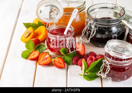 Auswahl an Beerenstaus in Glasgefäßen Stockfoto