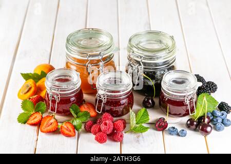 Auswahl an Beerenstaus in Glasgefäßen Stockfoto