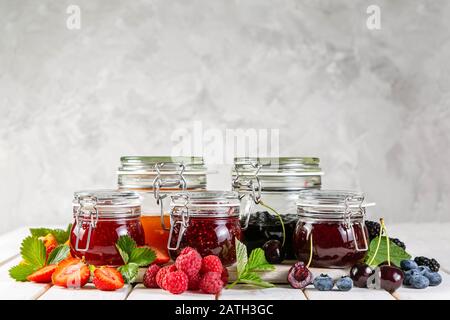 Auswahl an Beerenstaus in Glasgefäßen Stockfoto