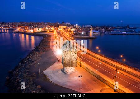 Windmühle auf dem Isthmus in Nessebar nachts Stockfoto