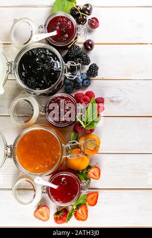 Auswahl an Beerenstaus in Glasgefäßen Stockfoto