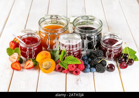 Auswahl an Beerenstaus in Glasgefäßen Stockfoto