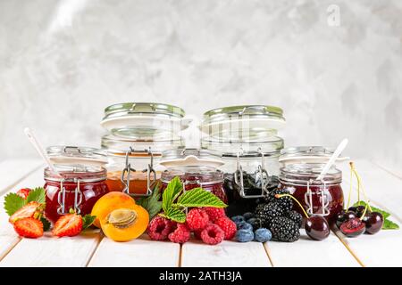 Auswahl an Beerenstaus in Glasgefäßen Stockfoto