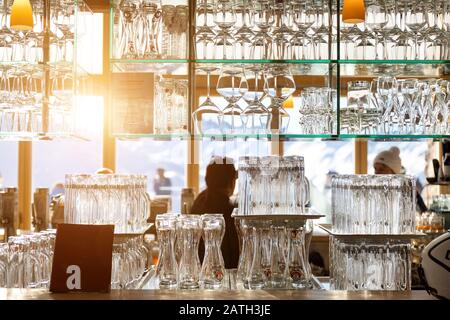 Ischgl, Österreich - 10. Januar 2020: Wand aus vielen leeren transparenten Wein- und Biergläsern im Glasregal im Bergrestaurant im Idalp-Gebiet von Stockfoto