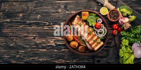 Gebackene Rippen mit Gemüse. Fleisch. Auf Holzgrund. Draufsicht. Kopierbereich. Stockfoto