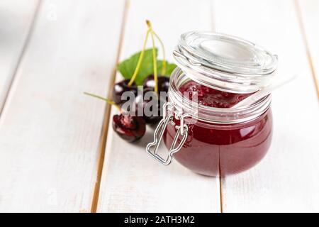 Kirschmarmelade im Glasbecher, Kopierbereich Stockfoto