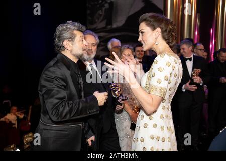 Catherine Duchess of Cambridge spricht mit Andy Serkis und Same Mendes bei Den British Academy Film Awards in der Royal Albert Hall, London, Großbritannien Stockfoto