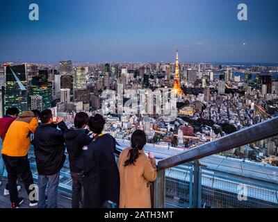 Tokyo Touristen Tokyo Tourismus - Touristen sehen den Tokyo Tower und Den Großraum Tokio von der Aussichtsplattform der Roppongi Hills aus, Tokyo City View Stockfoto