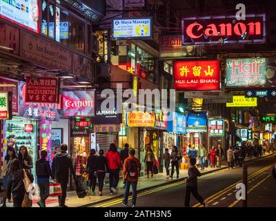 Hongkong Neon - Hong Kong Shopping auf der Lock Road im Tsim Sha Tsui Gebiet von Kowloon, Hongkong, China. Stockfoto