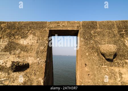 Details zu den Wänden der alten Portugiesen, die auf der Insel Diu in Indien am Meer gebaut wurden. Stockfoto